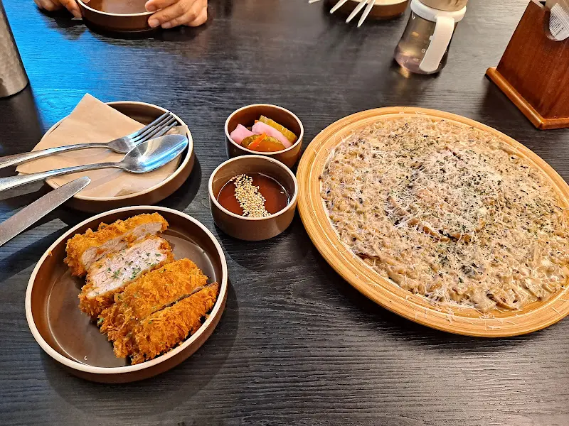 깔끔하게 차려진 테이블 세팅