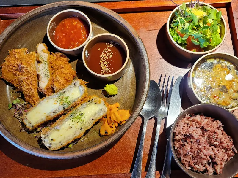 카츠 세트의 푸짐한 한 상 차림