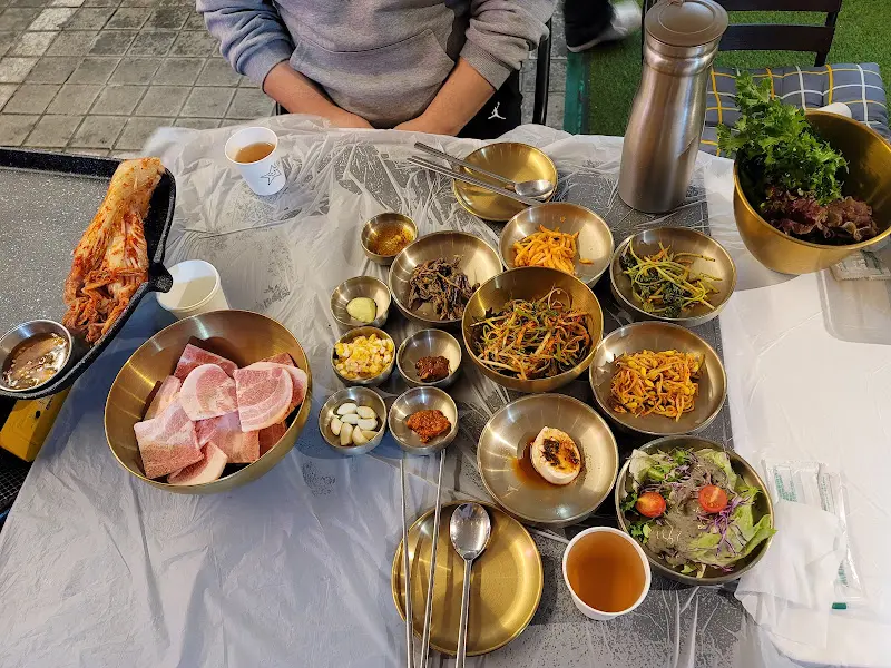 푸짐하게 차려진 밑반찬