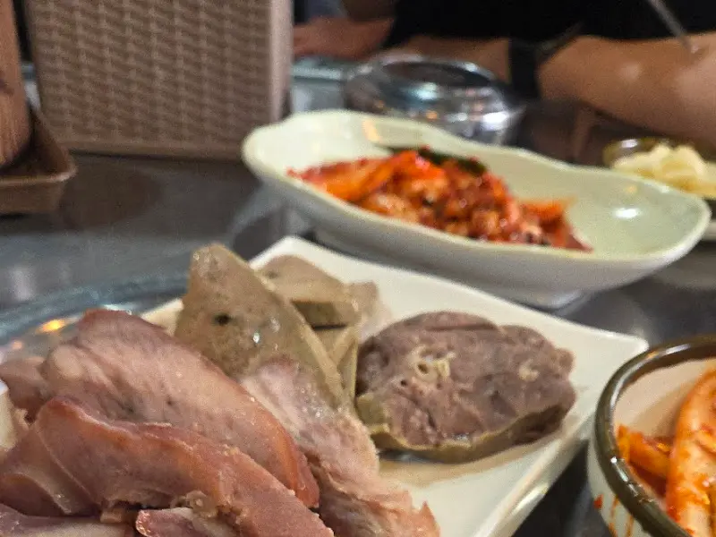 수육과 김치가 함께 담긴 접시