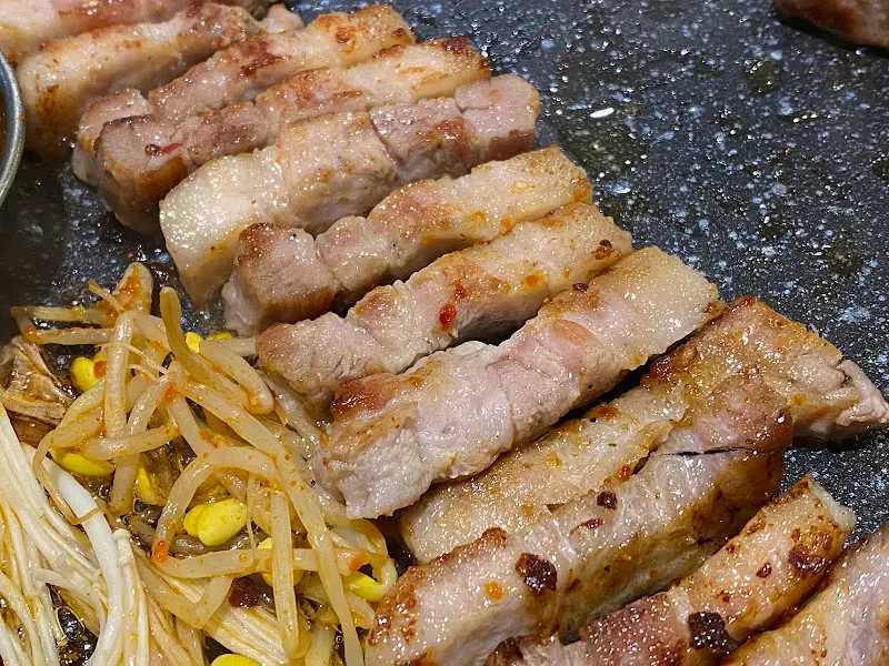 줄지어 구워진 삼겹살