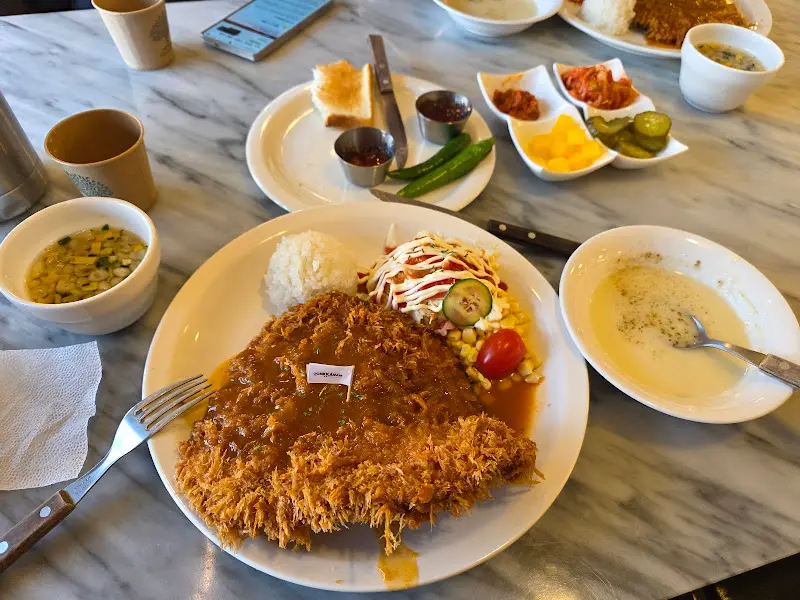 돈까스남 본점의 푸짐한 돈까스 한 상 차림