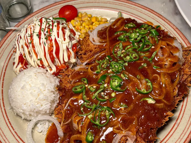 매콤한 소스가 듬뿍 뿌려진 스파이시 돈까스