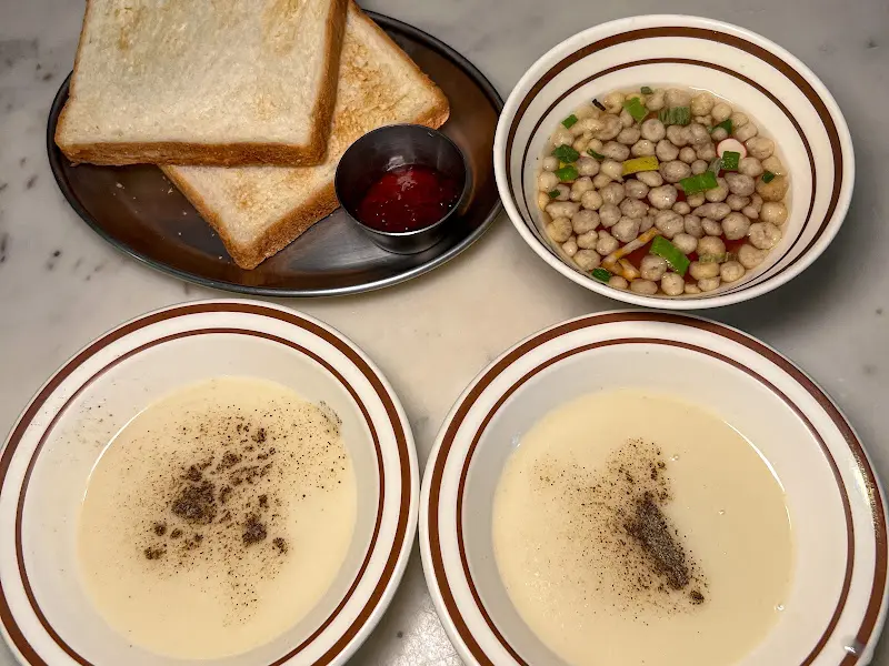 돈까스 주문 시 함께 제공되는 스프와 토스트