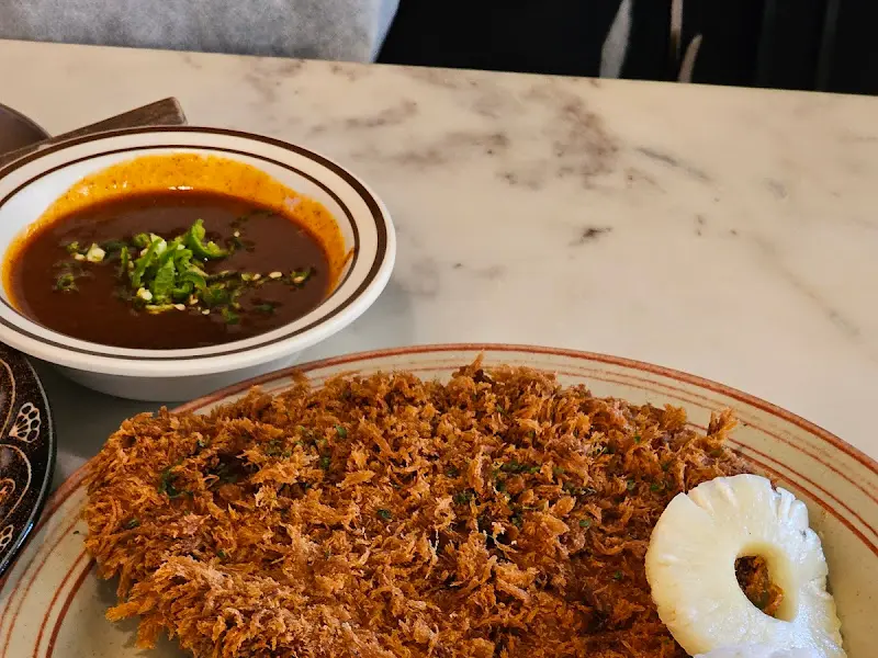 두툼한 돈까스와 소스의 조화