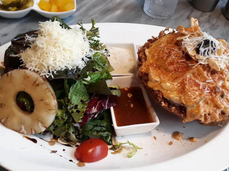 신선한 샐러드와 돈까스의 만남