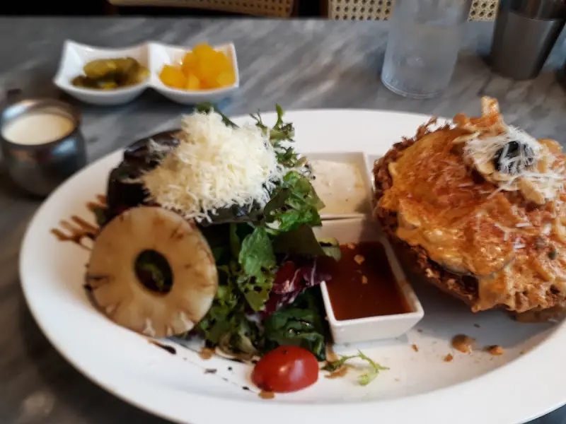 돈까스 위에 치즈가 듬뿍 올려진 눈꽃 치즈 돈까스