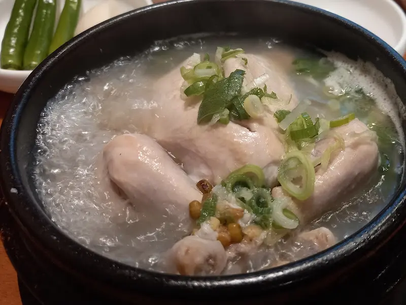 뽀얀 국물과 부드러운 닭고기