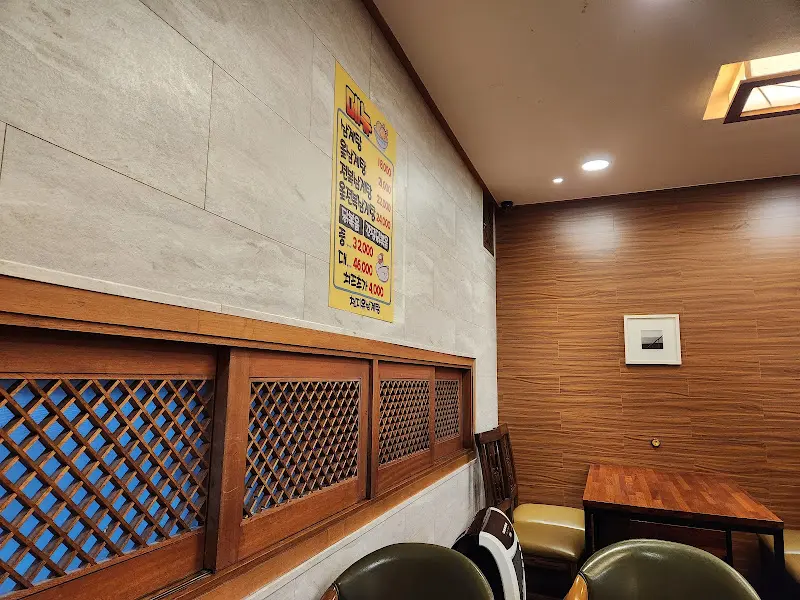 벽에 붙은 메뉴 안내