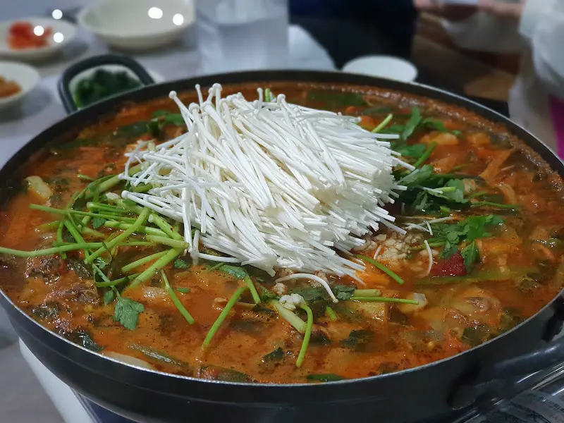 매운탕에 듬뿍 들어간 팽이버섯