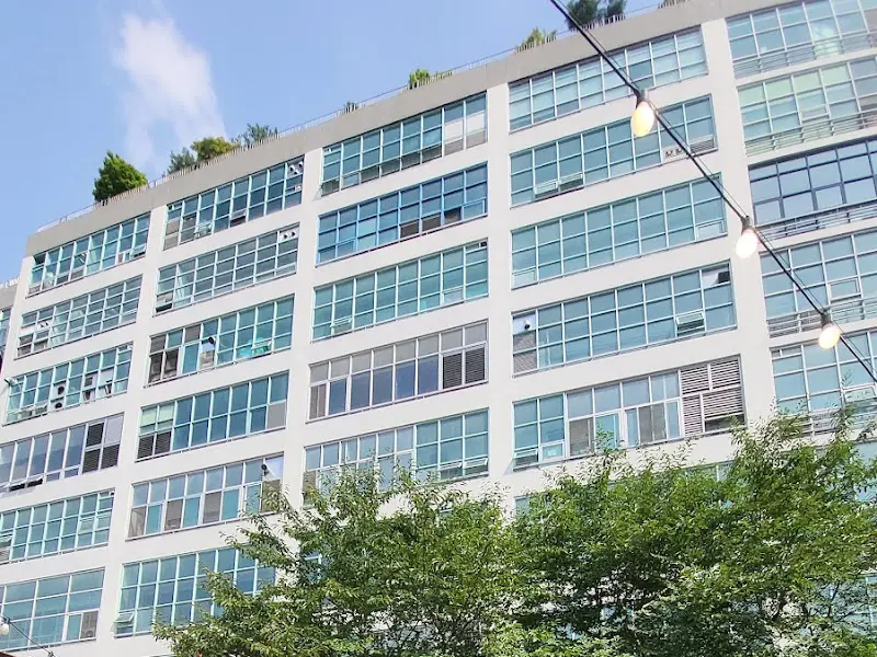 캠핑 분위기가 물씬 풍기는 도시탈출의 외부 전경