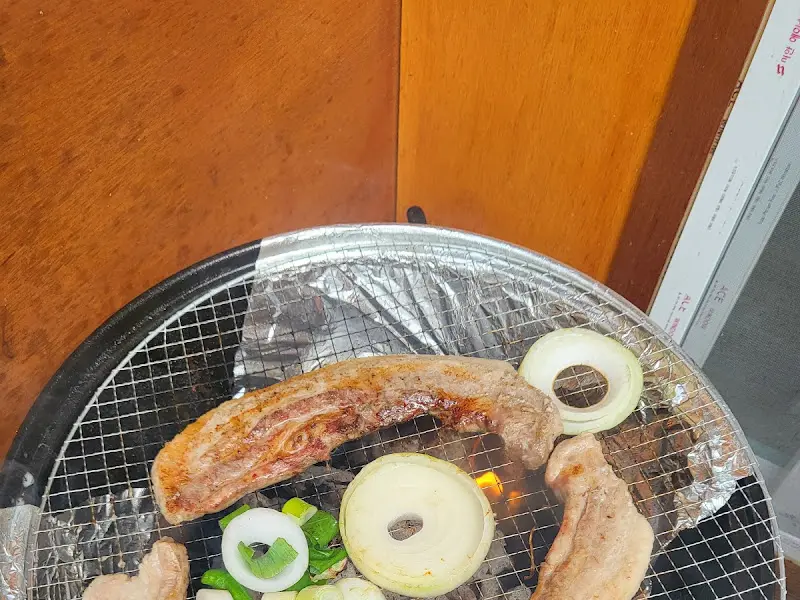 숯불 위에서 맛있게 구워지는 고기