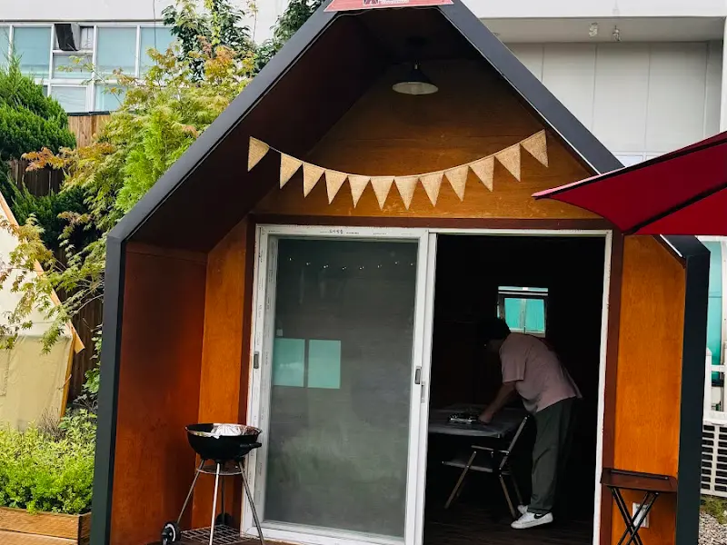 캠핑 분위기의 텐트