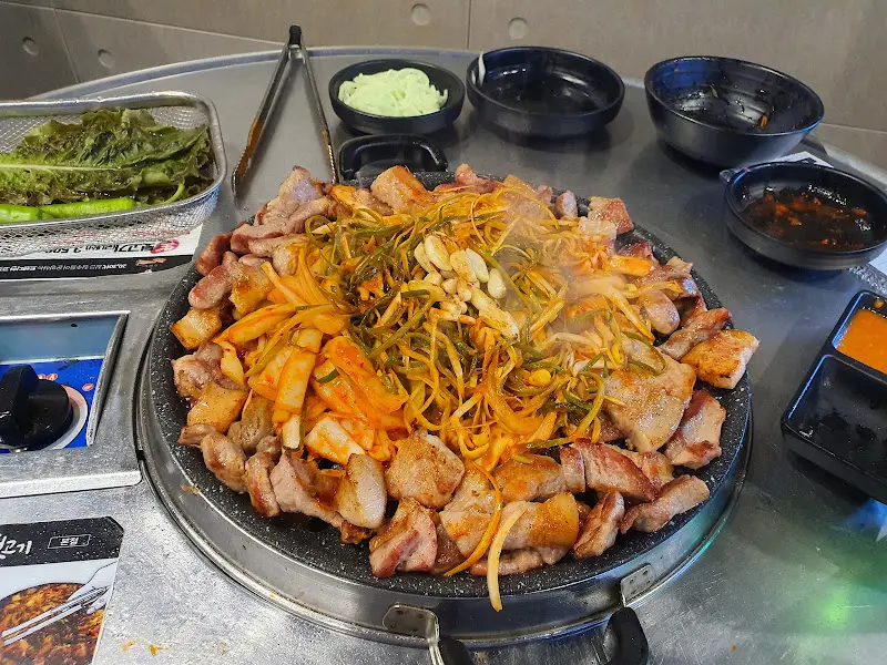 불판 위에서 익어가는 뒷고기