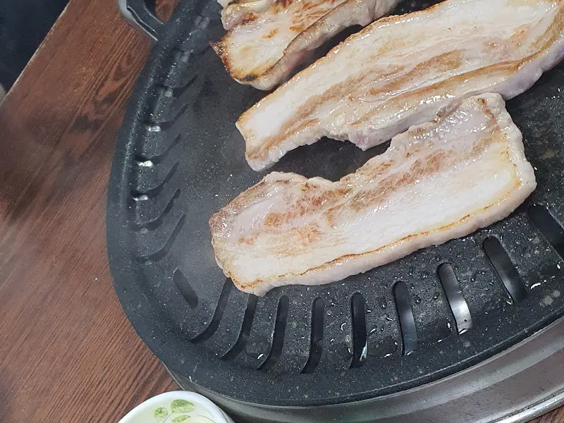 노릇노릇 구워진 삼겹살