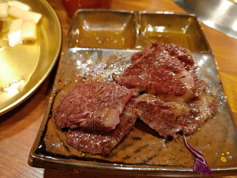 잘 구워진 소고기