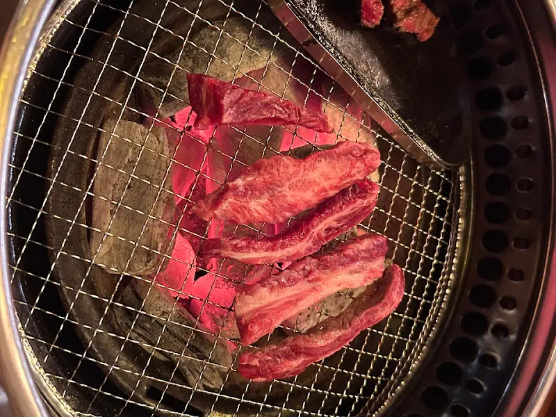 숯불 위에서 익어가는 고기