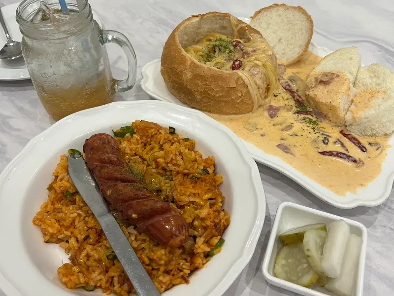 킹소시지가 올라간 김치볶음밥