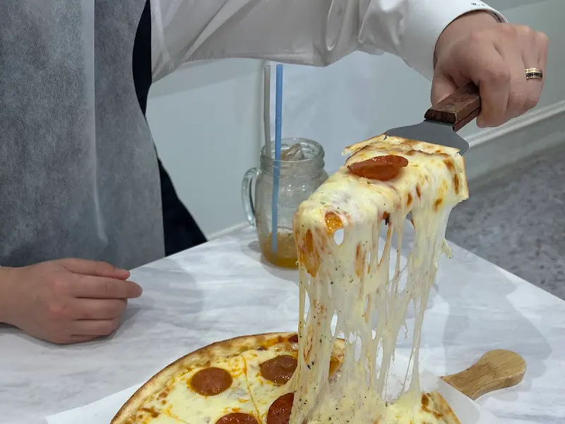 꿀에 찍어 먹는 고르곤졸라 피자