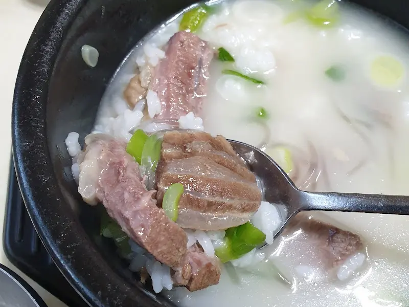 설렁탕 안에 듬뿍 들어간 고기