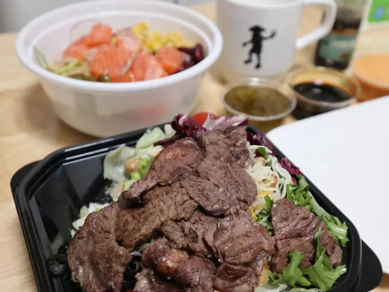 토시 찹 스테이크 샐러드와 연어 포케