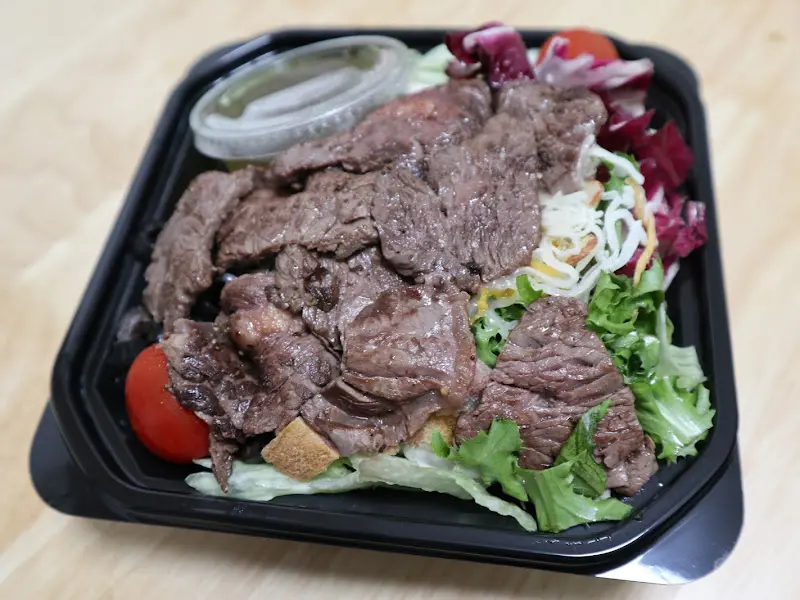 토시 찹 스테이크 샐러드의 푸짐한 토시살