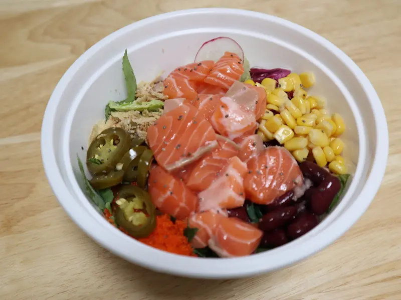 신선함이 가득한 연어 포케