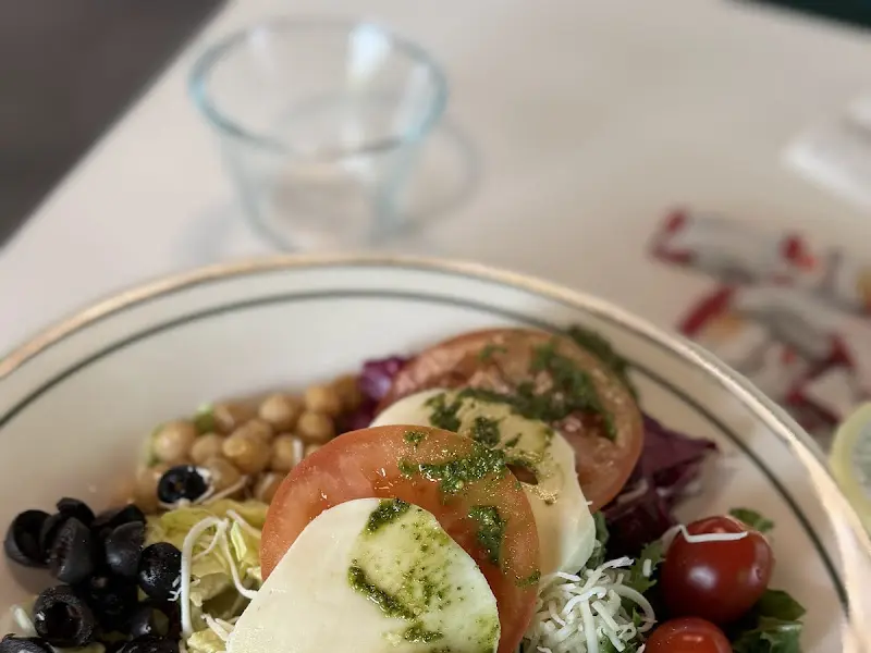 신선한 재료가 듬뿍 들어간 샐러드