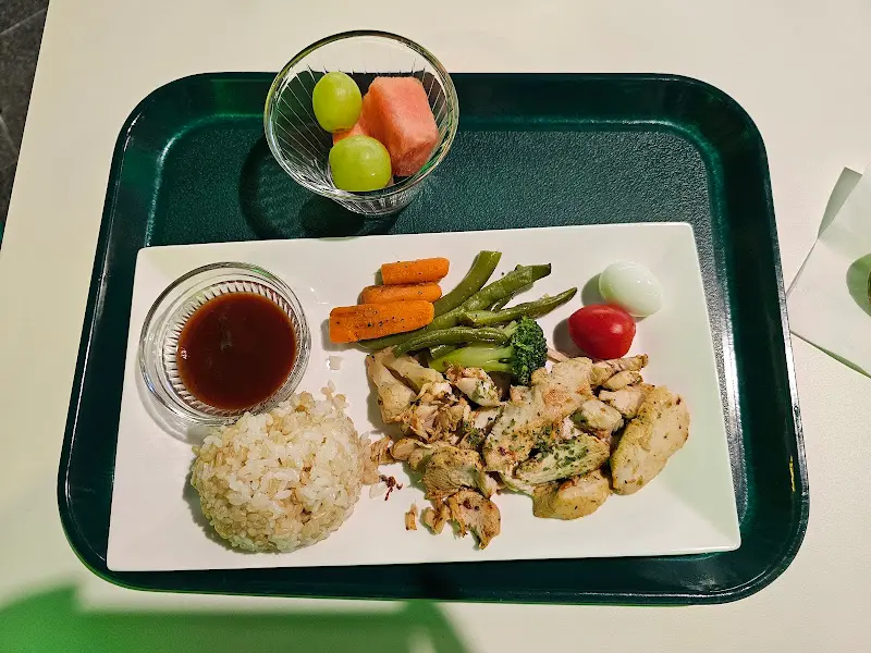 샐러드와 함께 제공되는 다양한 사이드 메뉴