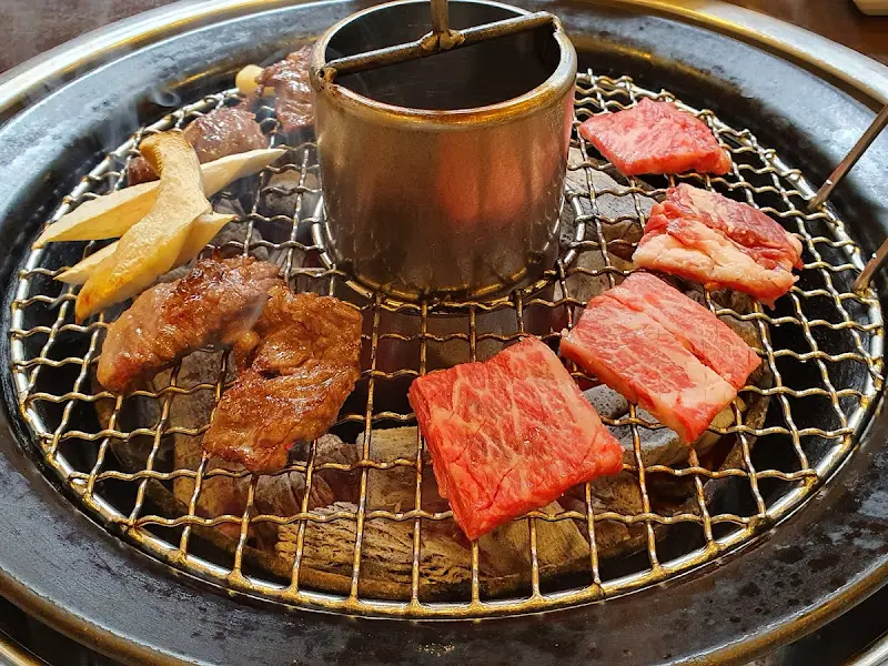 숯불 위에서 익어가는 생갈비