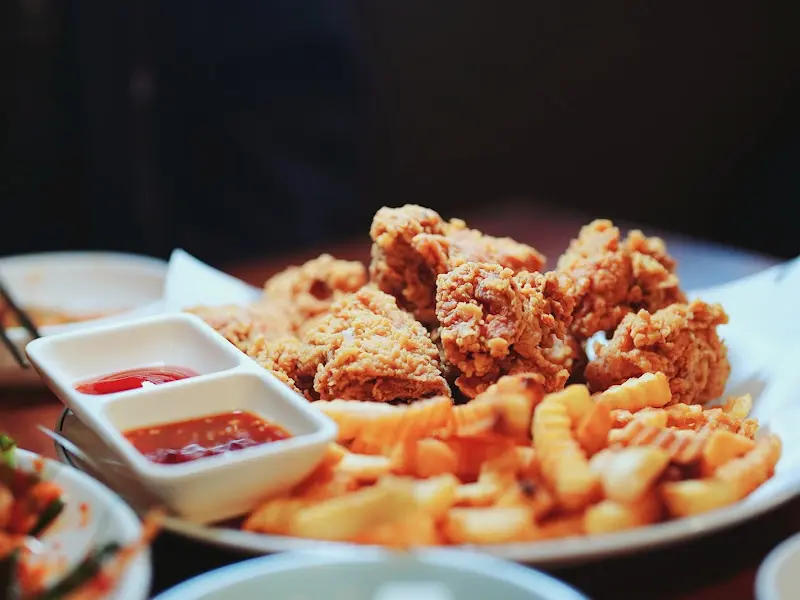 갓 튀겨져 나온 후라이드 치킨