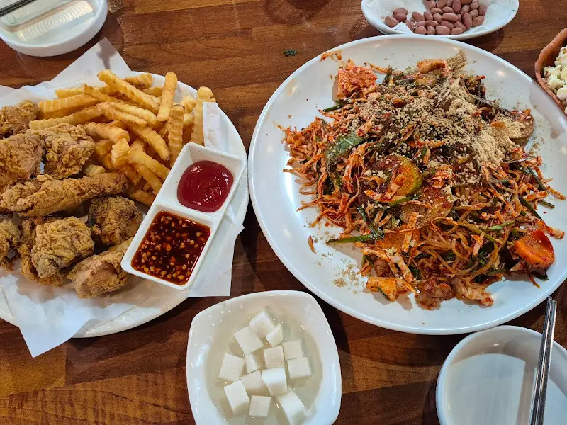 골뱅이무침과 후라이드 치킨 세트