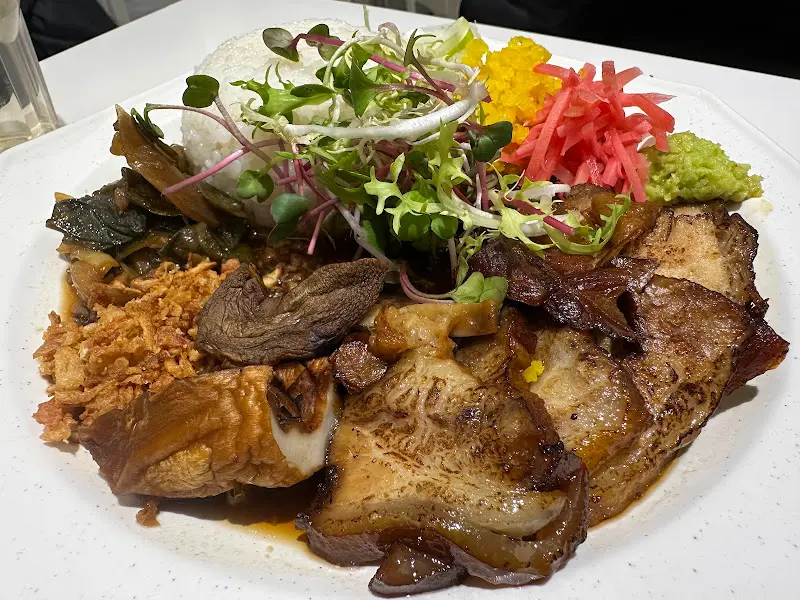 다채로운 토핑이 덮밥의 풍미를 더한다