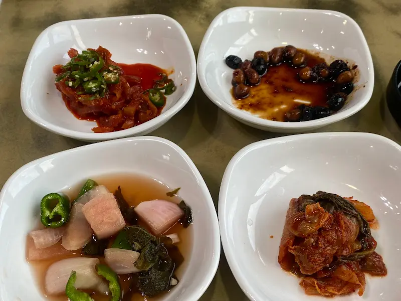 정갈하게 담겨 나온 밑반찬