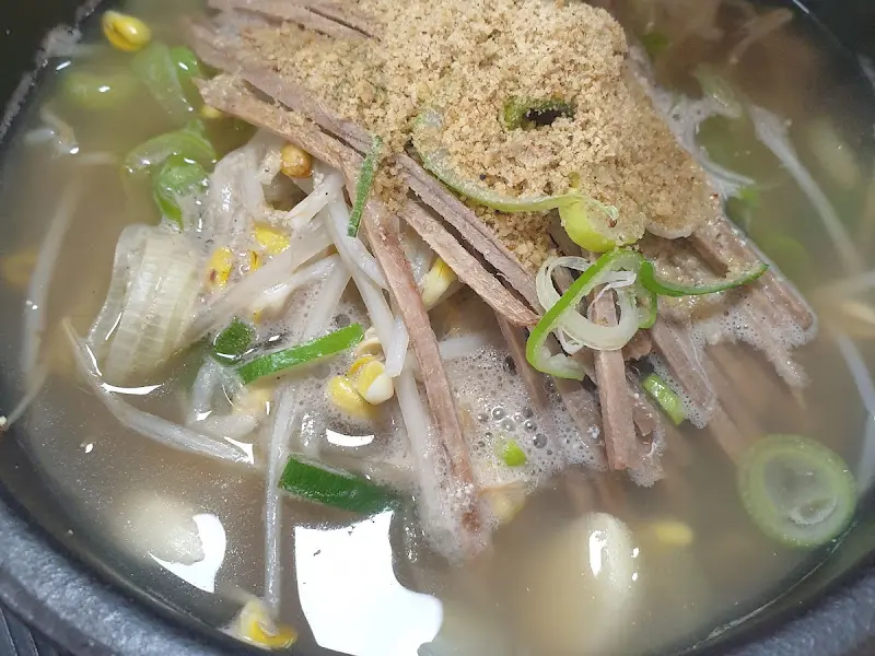 고소함이 가득한 콩나물과 수제비