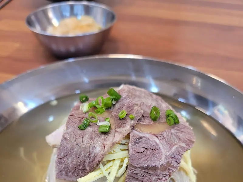 깔끔한 홍밀면옥 내부