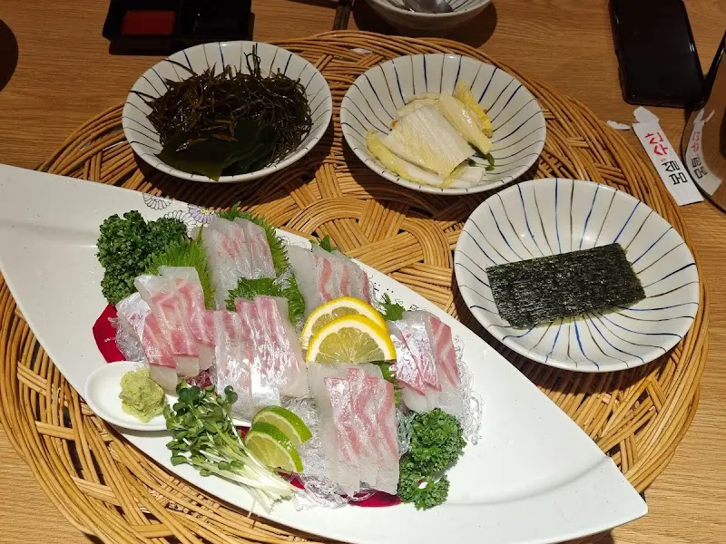 정갈하게 차려진 밑반찬과 메인 요리