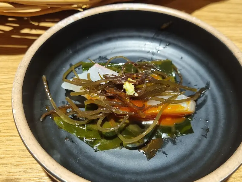 해초와 함께 회를 즐기는 모습