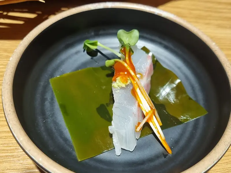 정갈하게 담긴 회 한 점