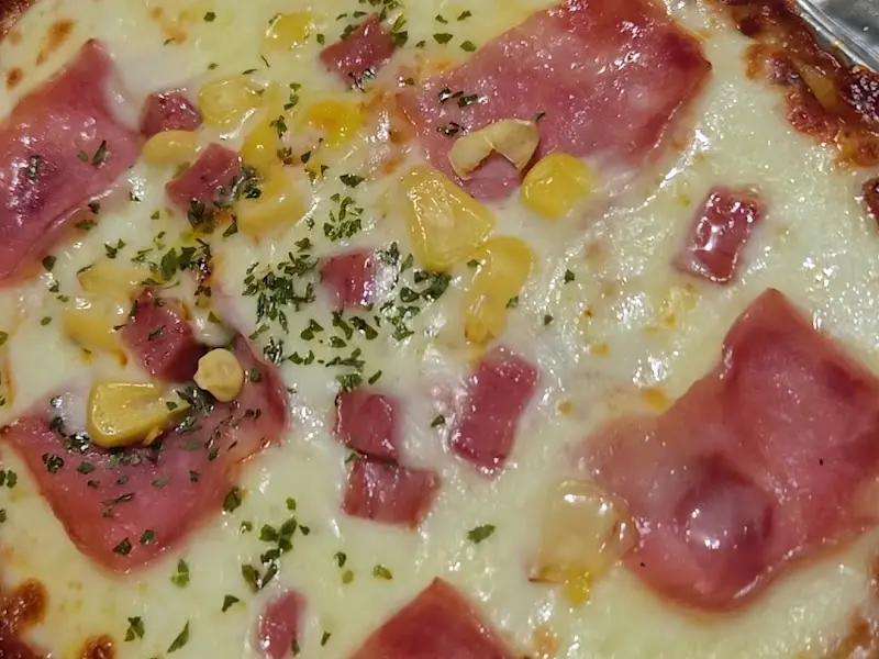 치즈와 콘이 듬뿍 올려진 모습