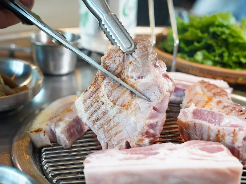 두툼한 흑돼지 근고기