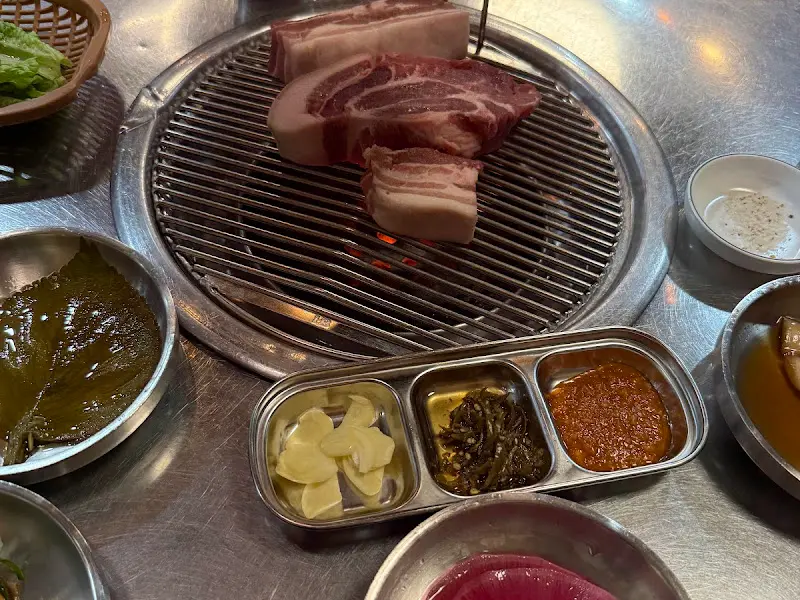 불판 위에 구워지는 흑돼지