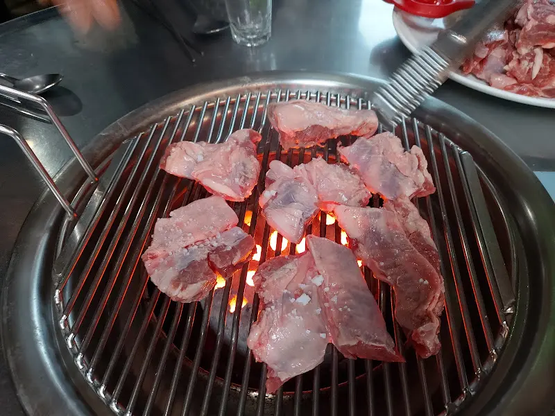 연탄불 위에서 맛있게 익어가는 갈매기살