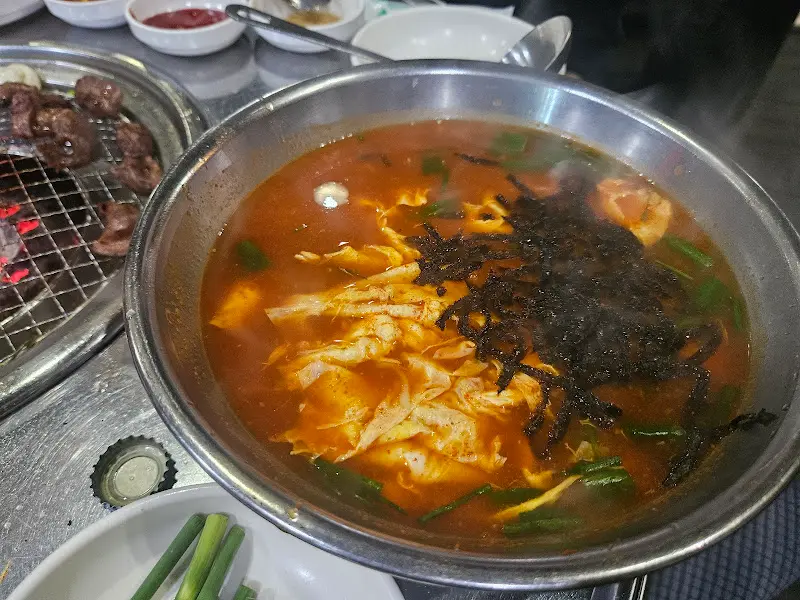 얼큰한 국물이 일품인 칼국수