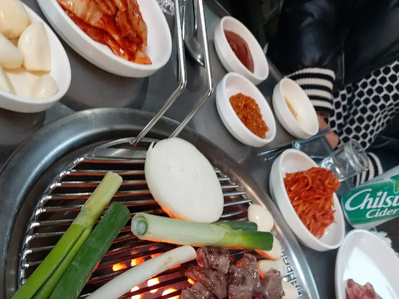 연탄불 위에서 익어가는 마늘과 갈매기살