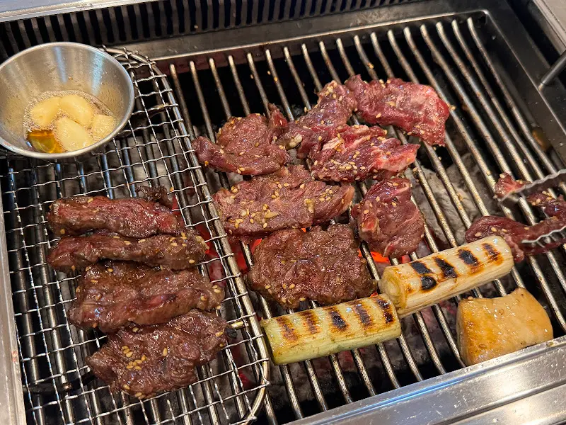 숯불 위에 구워지는 고기