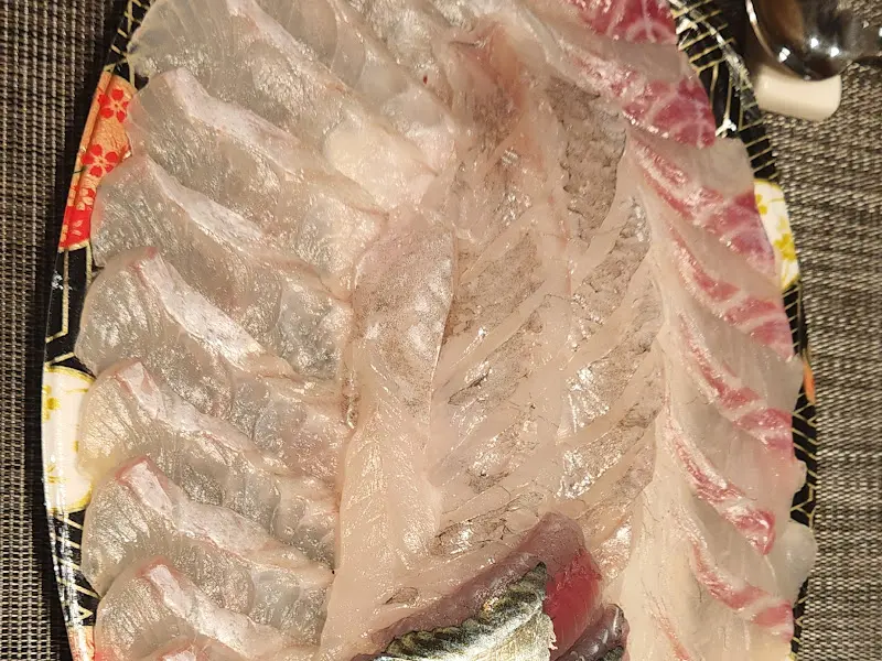 테이블에 차려진 회 한 상