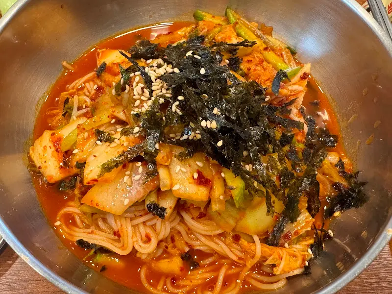 푸짐한 비빔국수