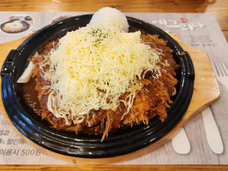 눈꽃치즈 돈까스의 환상적인 비주얼