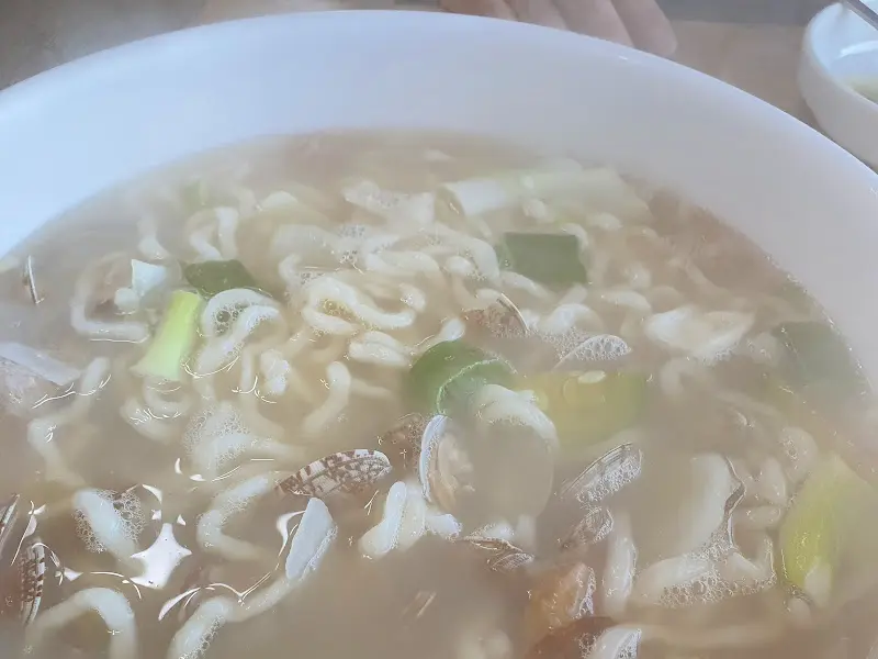 푸짐한 바지락 칼국수